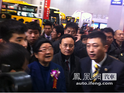 顧秀蓮出席第一屆中國校車發(fā)展研討會(圖)
