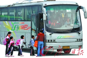 公交司機(jī)：下班后還要開(kāi)“校車(chē)”真累！（圖）