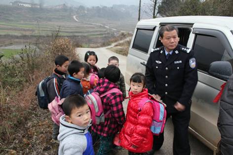 永州零陵一幼兒園長(zhǎng)向市長(zhǎng)舉報(bào)校車超員反被交警“抓”