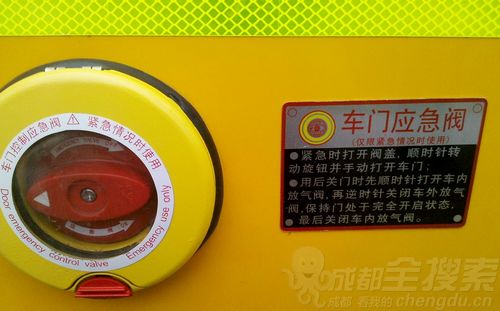 成都3百多名校車(chē)司機(jī)齊上課 學(xué)安全駕駛和管理