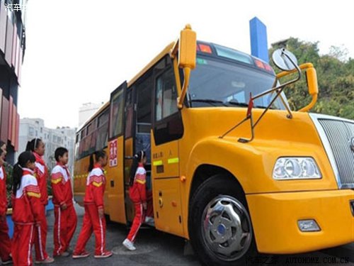 政協(xié)委員建議昆明校車接送學生緩解擁堵(圖)