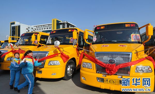 長(zhǎng)鼻子校車(chē)開(kāi)進(jìn)農(nóng)村 農(nóng)村娃坐上安全校車(chē)(圖)