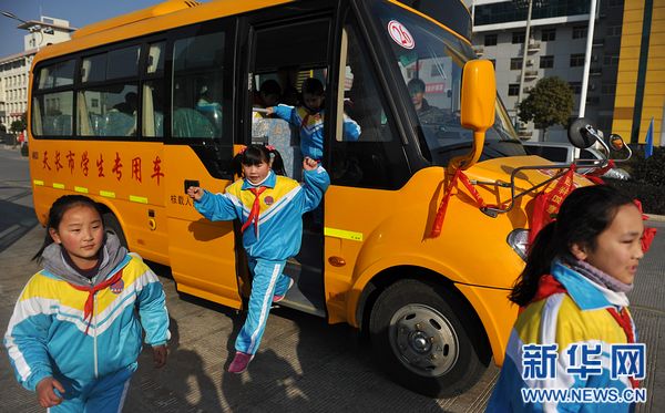 長(zhǎng)鼻子校車(chē)開(kāi)進(jìn)農(nóng)村 農(nóng)村娃坐上安全校車(chē)(圖)