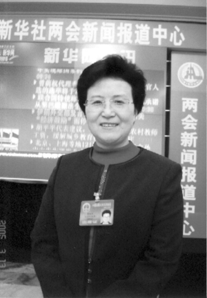 蔣婉求：校車行駛該有特權(quán)   司機可享受教師待遇(圖)