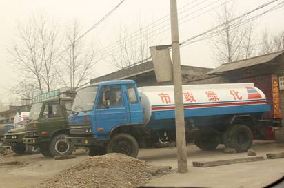 河南汝州近百報(bào)廢校車流向社會(huì) 成馬路殺手(圖)