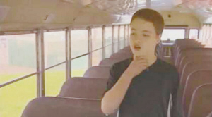 美國華盛頓：司機(jī)突發(fā)心臟病，13歲男童救校車