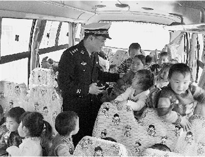 新密：無牌校車超載21個(gè)幼兒 交警逮個(gè)正著（圖）