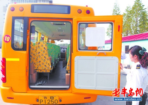 青島：郊區(qū)學(xué)生坐校車每月70元（圖）
