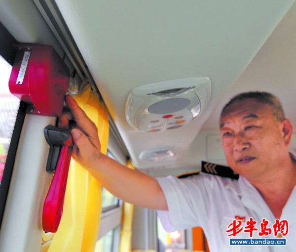 青島：郊區(qū)學(xué)生坐校車每月70元（圖）