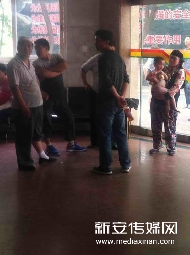 合肥一幼兒園校車碰倒兩歲孩童