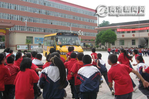 “快樂校車”開進商南光輝愛心小學(xué)