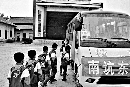 南坑?xùn)|村全村人捐款買(mǎi)校車(chē) 保障孩子上學(xué)很辛苦（圖）