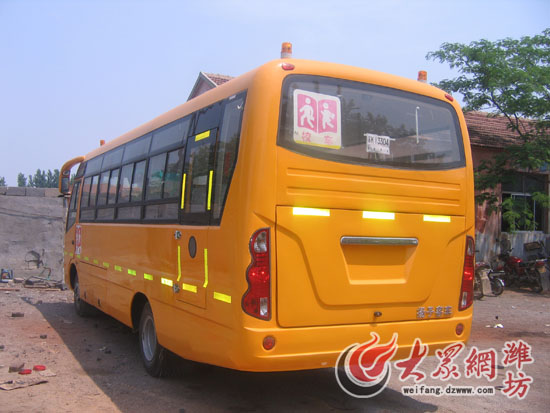 揚子校車遭遇質量門 新換校車又現發動機漏油(圖)