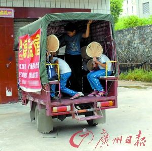 清新縣三輪車撞貨車致17名學(xué)生受傷（圖）