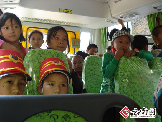 鎮(zhèn)沅縣九甲鎮(zhèn)中心小學(xué)迎來第一輛專用校車