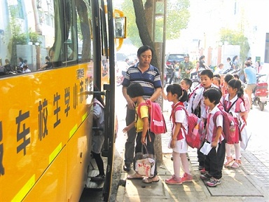 吳江:校車當(dāng)“戰(zhàn)斗機(jī)” 網(wǎng)友批“特權(quán)”