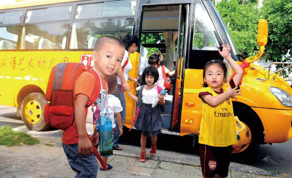 北海市：“長(zhǎng)鼻子”校車昨日上崗 