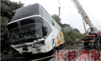 大客車高速路側(cè)翻59名師生被困 近50米護(hù)欄撞毀(圖)