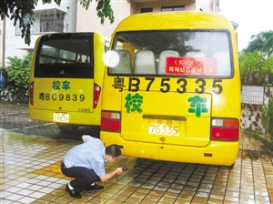 龍崗：車管所來當(dāng)“醫(yī)生” 給校車挨個(gè)“體檢”