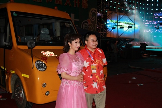 群星獻(xiàn)歌“校車公益行動” 劉媛媛唱響關(guān)愛心聲（圖）