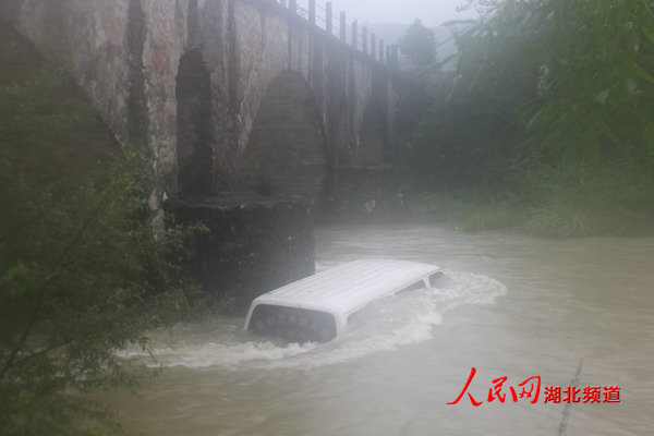 咸寧一校車側(cè)翻掉下橋 三人被困