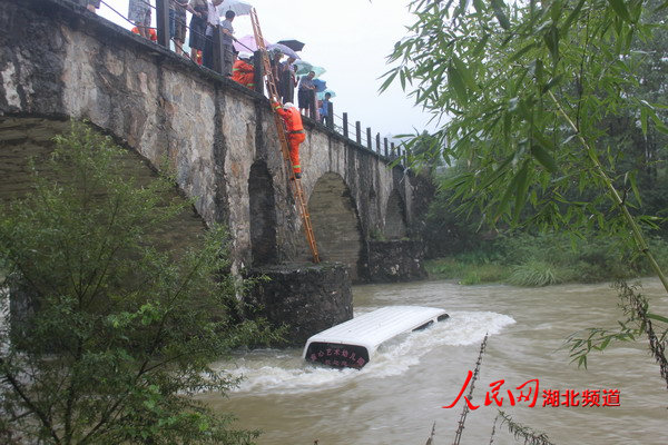 咸寧一校車側(cè)翻掉下橋 三人被困