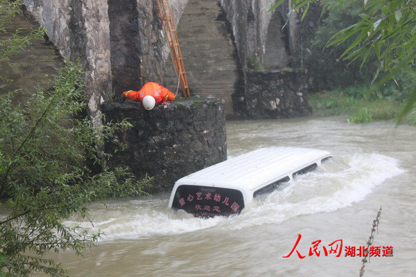 咸寧一校車側(cè)翻掉下橋 三人被困