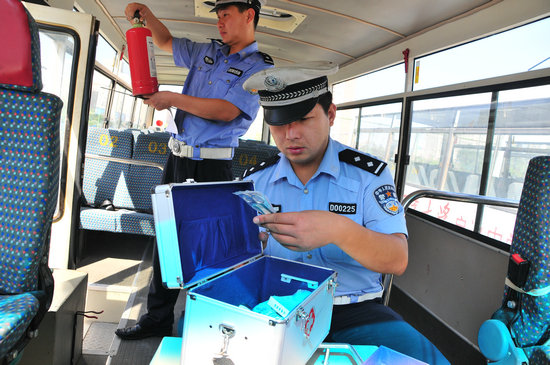 咸陽：交警嚴(yán)把校車安全關(guān) 堅(jiān)決杜絕“并險(xiǎn)”校車上路