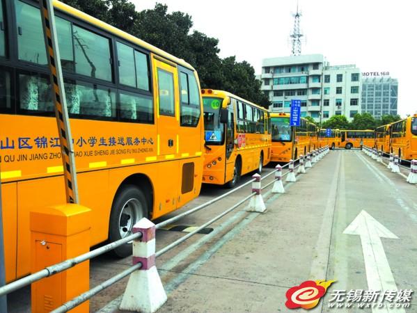 無(wú)錫：校車檢測(cè)格外精細(xì)（圖）