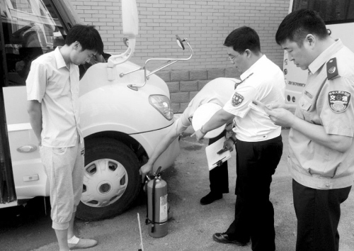 東陵：127輛校車昨天挨個(gè)“過篩子”(圖)