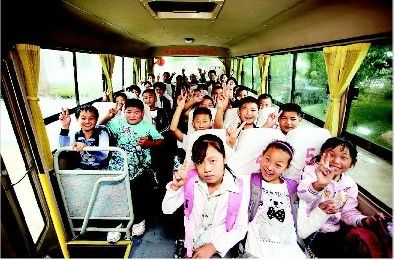 閻良5400名孩子求學路上有校車接送