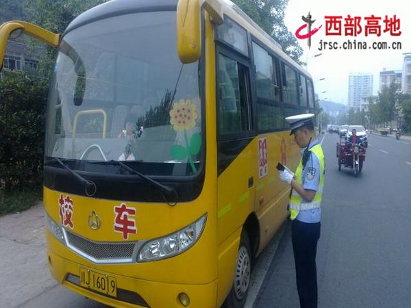 遂寧：交警一大隊(duì)組織開展秋季校車安全大檢查