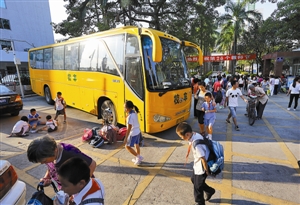 一小學(xué)被指本校老師和公務(wù)員子女才能坐校車(chē)