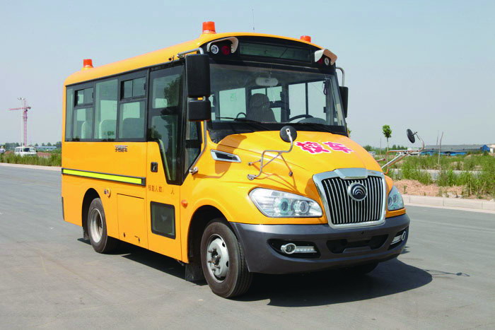 校車司機（A照司機）招聘難成為了許多學(xué)校頭疼的問題，他們只能眼看著購買的新校車停在停車場上漸漸蒙上灰塵。然而，B照小校車的問世，幫他們解決了這一難題。