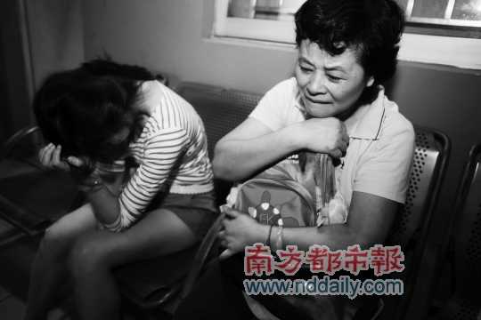 <p>    昨日，女童家屬在醫(yī)院悲痛萬分。南都記者霍健斌 攝<br /></p>