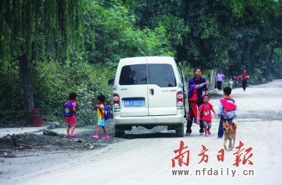 偏遠(yuǎn)鄉(xiāng)鎮(zhèn)幼兒園校車普遍超載 小孩擠一點(diǎn)比較安全?