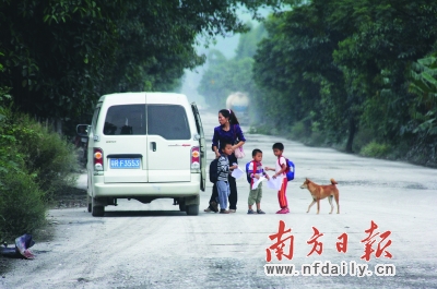 偏遠(yuǎn)鄉(xiāng)鎮(zhèn)幼兒園校車普遍超載 小孩擠一點(diǎn)比較安全?