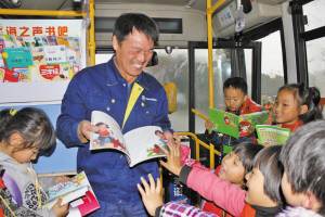 鎮(zhèn)海一小學(xué)校車里建起流動圖書室 學(xué)生用誠信借閱