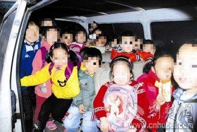 這輛核載11人的面包車里擠進了28名幼兒。通訊員 孫軍 攝