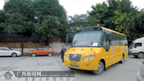 廣西首個(gè)校車(chē)標(biāo)牌產(chǎn)生 記載行駛路線方便監(jiān)管(圖)