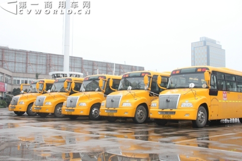 一時(shí)間矛盾直指地方主管部門(mén)，而缺錢(qián)、缺司機(jī)、缺校車(chē)運(yùn)營(yíng)單位都被拿來(lái)做為理由，解釋給那些急壞了的、等著坐校車(chē)的孩子和家長(zhǎng)。細(xì)則的“難產(chǎn)”也愁壞了準(zhǔn)備在校車(chē)市場(chǎng)大展拳腳的校車(chē)生產(chǎn)廠家。