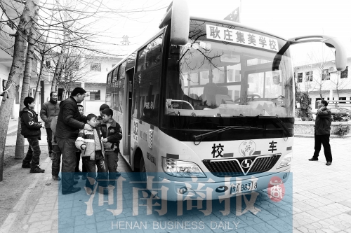 很多鄉鎮學校都購買了先進的校車確保學生們上下學安全，但學校在使用校車中遇到尷尬