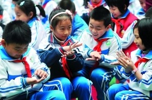 開學(xué)首日烏龍媽媽把兒子送錯(cuò)校車 全城尋兒