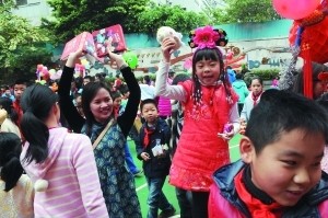 開學(xué)首日烏龍媽媽把兒子送錯(cuò)校車 全城尋兒