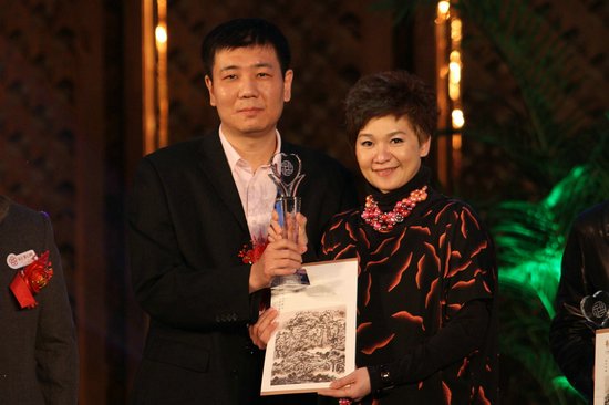 柯以敏攜《校車》領(lǐng)愛心大獎(jiǎng) 獻(xiàn)唱《給孩子》 柯以敏攜《校車》領(lǐng)愛心大獎(jiǎng) 獻(xiàn)唱《給孩子》
