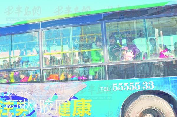 倆座擠了三個(gè)娃“校車”坐得真揪心