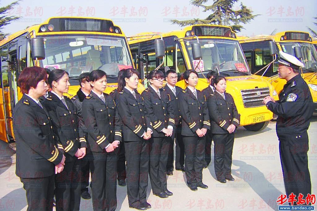 民警對溫馨校車司乘人員進行安全教育。