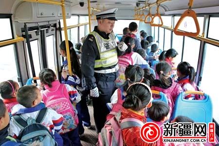 本報訊（記者丁璐）3月21日9時許，水區(qū)交警大隊(duì)南湖中隊(duì)交警張雁在新興街與新民西街交會處，攔截了一輛小型公交車。上車檢查時發(fā)現(xiàn)，車上坐了40名小學(xué)生。