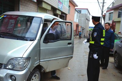黑校車司機竟然雨中“甩”學生