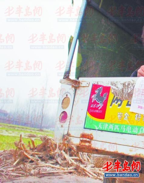2011年底一名孩子在三輪車上趕作業(yè)。一年半過去了，這樣的場景仍隨處可見。